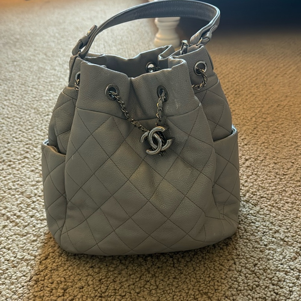 super cute channel bucket bag!!